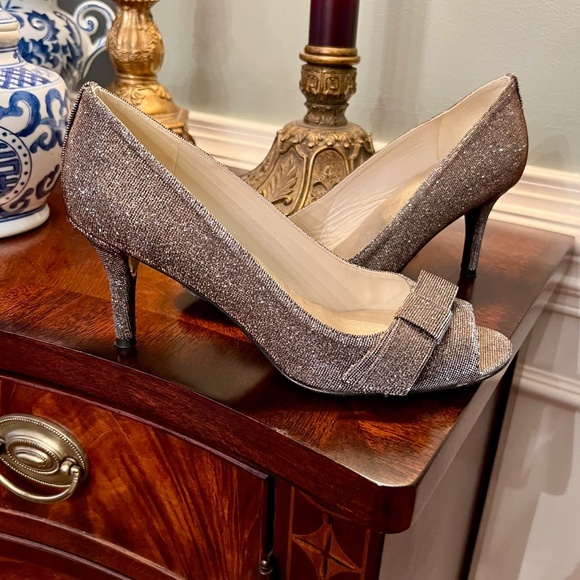 EUC Stuart Weitzman Silver Bronze Pyrite Nocturn Bowover Open Toe Pump Heels 9 M - Picture 2 of 6